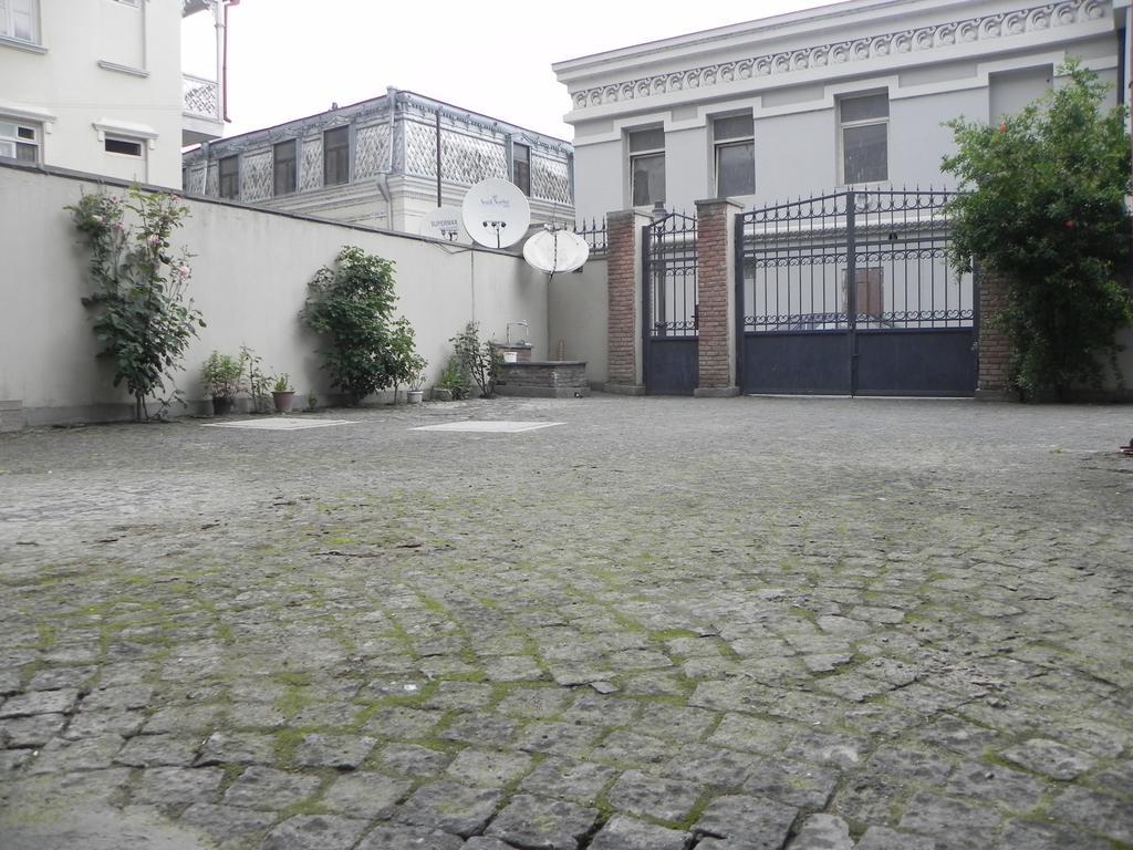 Old Yard Guest House Тбилиси Екстериор снимка